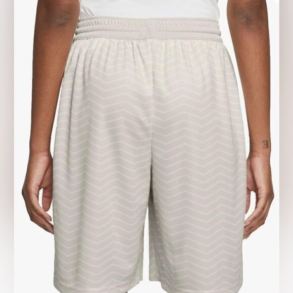 NWT NIKE Fly Women’s Standard Fit Dri Fit Basketball 9” Shorts Cream Chevron - M - Picture 2 of 9